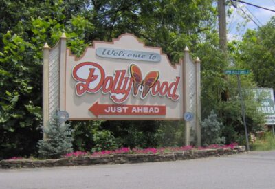 Dollywood entrance sign