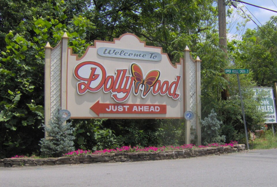 Dollywood entrance sign
